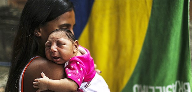 Zika-Virus löst Schädelfehlbildung aus Folgen der Zika-Infektion: Ein Kind mit Mikrozephalie auf dem Arm seiner Mutter.