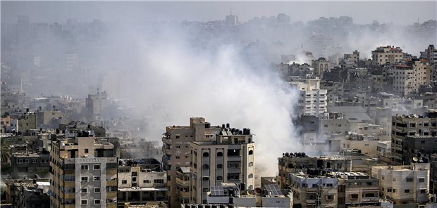 Israel beharrt auf Evakuierung des Gaza-Streifens – scharfe Kritik von der WHO Smoke rises following Israeli strikes in Gaza, 15 October 2023.