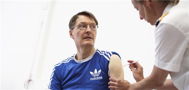 Folgt seiner eigenen Empfehlung: Bundesgesundheitsminister Professor Karl Lauterbach, knapp über 60 Jahre alt, hat sich am Montag gegen die neuen Varianten von COVID-19 impfen lassen.