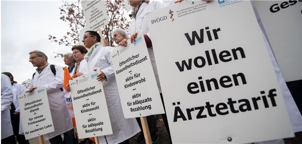 Zoff um Tarifvertrag für ÖGD-Ärzte Fordern schon lange einen eigenen Tarifvertrag: Ärzte im Öffentlichen Gesundheitsdienst. Hier bei einer Demo im baden-württembergischen Fellbach im Oktober 2018.