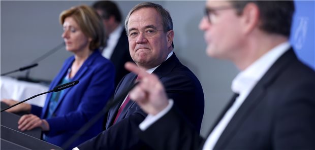 Bund soll Rahmen für Corona-Regeln vorgeben Fordern vom Bund eine einheitliche Rechtsgrundlage nach dem Ende der Corona-Sonderregeln: Malu Dreyer (SPD, Ministerpräsidentin von Rheinland-Pfalz), Armin Laschet (CDU, NRW-Ministerpräsident) und Michael Müller (SPD, Regierender Bürgermeister von Berlin, v.l.n.r.).