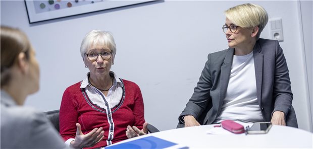 Fordern von der Ampel-Koalition, die angekündigten Verbesserungen in der psychotherapeutischen Versorgung endlich umzusetzen: Dr. Andrea Benecke (links) und Sabine Maur, Präsidentin und Vize-Präsidentin der Bundespsychotherapeutenkammer.