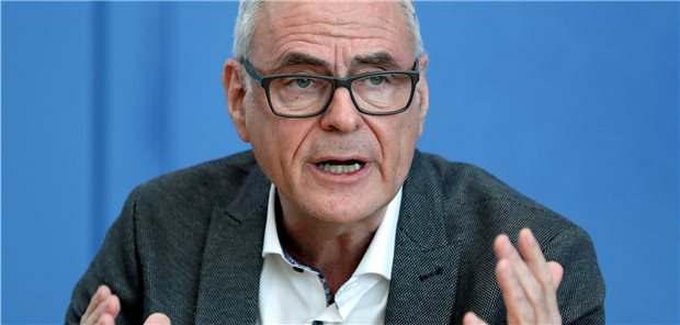 Intensivmediziner fordern: Regelbetrieb in Kliniken sofort einstellen Professor Uwe Janssens, Präsident der Deutschen Interdisziplinären Vereinigung für Intensiv- und Notfallmedizin