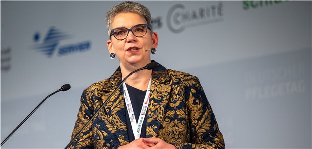 Christine Vogler, Präsidentin des Deutschen Pflegerates, spricht zur Eröffnung des Deutschen Pflegetags.