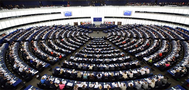 Die gesundheitspolitischen Ziele der Parteien Formal hat das Eruopäische Parlament keine Kompetenz zur Gestaltung der nationalen Gesundheitssysteme, de facto wächst der Einfluss Brüssels.