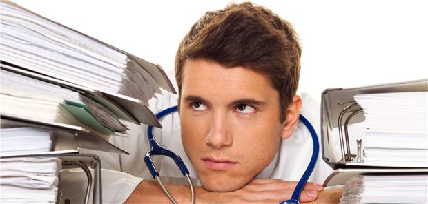 Formulare und Aktenordner: Ärztinnen und Ärzte produzieren nach wie vor viel Papier – nicht immer ist es sinnvoll, argumentiert auch der Marburger Bund.
