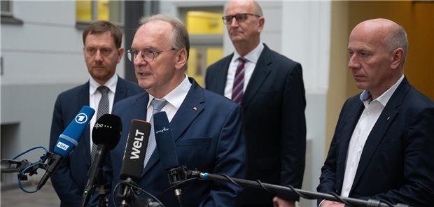 Ost-Länder votieren für deutlich höhere Landarztquote Reiner Haseloff, Ministerpräsident von Sachsen-Anhalt, steht vor den Mikrofonen.