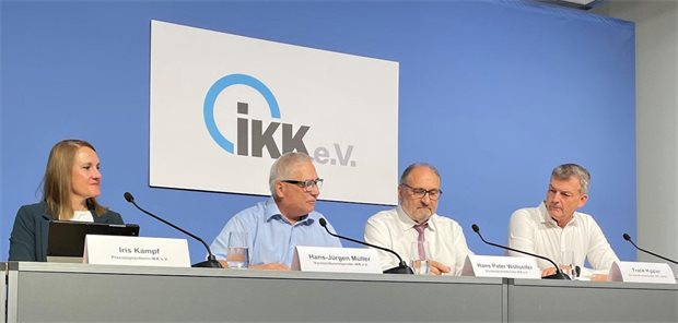 Formulierten Forderungen an die Politik in der traditionellen Sommer-Pressekonferenz: IKK-Verbandsvorstände Hans-Jürgen Müller (2.v.l.) und Hans Peter Wollseifer (2.v.r.), IKK classic-Chef Frank Hippler sowie Sprecherin Iris Kampf.
