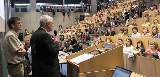 Unimedizin Halle vor dem Aus Formulierten eine Resolution für den Erhalt: Studierende und Mitarbeiter der Uni Halle am Mittwoch.
