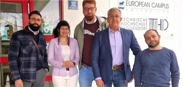 Forschen daran, die Zusammenarbeit zwischen Onkologie-Teams bei der Krebsbehandlung zu verbessern: Adam Abuhilal, Yasaman Rasouli, Samir Irshaid, Projektleiter Georgi Chaltikyan und Grigor Chakmishyan (von links).