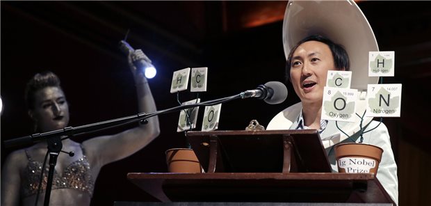 Der „schändliche“ Ig-Nobelpreis im Porträt: Erst Schmunzeln, dann Nachdenken Forscher David Hu mit Toilettendeckel auf dem Kopf