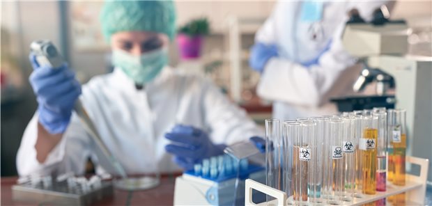 Forscher arbeiten beständig an der Entwicklung besserer Impfstoffe gegen SARS-CoV-2: Jetzt gibt es einen neuen, sogenannten Peptid-basierten Impfstoff.