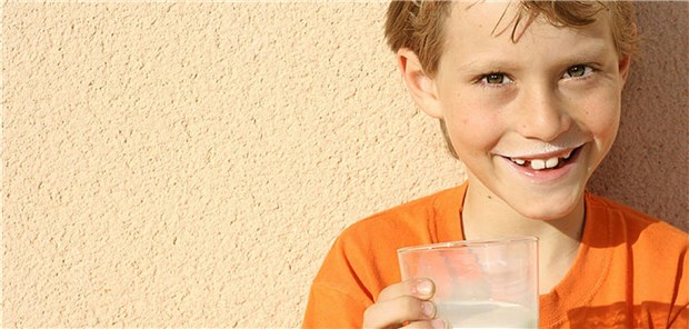 Milch macht müde Kinderknochen munter? Forscher haben sich angeschaut, ob Milch bei Kindern das spätere Frakturrisiko beeinflusst.