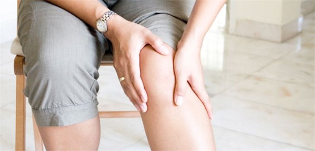 Deutet Knacken im Knie auf Gelenkverschleiß? Forscher untersuchten den Zusammenhang zwischen Crepitus und der Entwicklung einer späteren Kniegelenksarthrose.