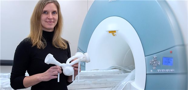 Wann platzt das Aneurysma? Ein Modell soll’s verraten Forscherin Carolin Wüstenhagen mit dem Aneurysmamodell vor einem MRT.
