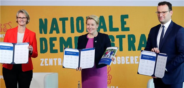 Spahn will professionelle Demenz-Netzwerke ausbauen Forschungsministerin Karliczek , Familienministerin Giffey und Gesundheitsminister Spahn stellen bei einer Diskussionsrunde die Nationale Demenzstrategie vor.