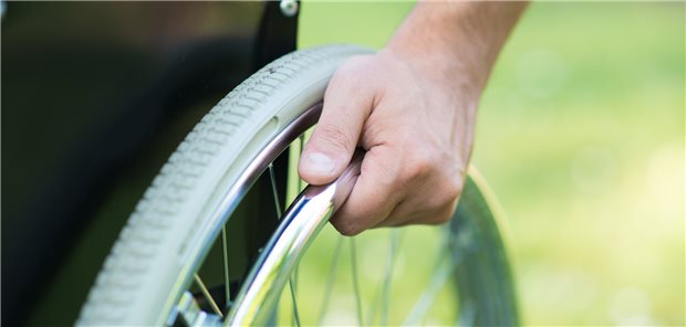 Fortbewegen nur im Rollstuhl? – Ein wesentliches Ziel der modernen Therapie bei Multipler Sklerose ist, dass Betroffene am besten nie auf dieses Hilfsmittel angewiesen sind. 