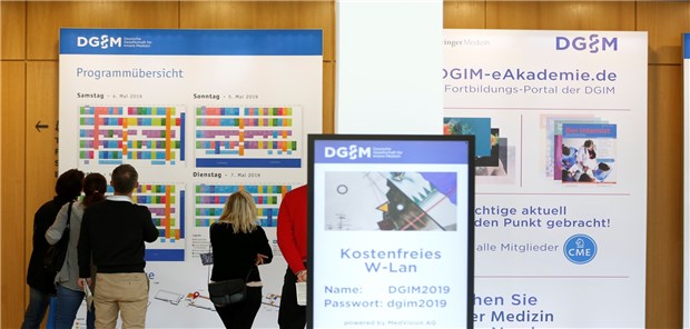 Der Arbeitsalltag von Ärzten Fortbildungsoptionen in großer Auswahl: Besucher des jüngsten Internistenkongresses orientieren sich über die neuesten Themen aus der Forschung für ihre Praxis. Sven Bratulic