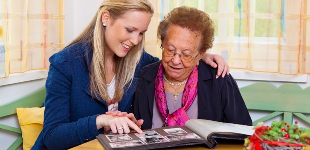 Beratung soll Angehörige entlasten Fotos gucken kann helfen, das Erinnerungsvermögen von Demenzpatienten zu testen. Bei der Betreuung zuhause ist Hilfe willkommen.