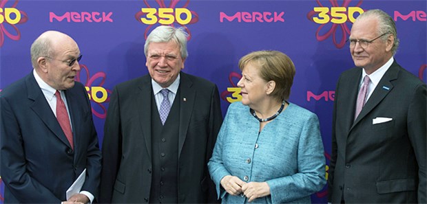 Merkel bei Merck Frank Stangenberg-Haverkamp, Vorstandsvorsitzender von Merck (v.l.), Hessens Ministerpräsident Volker Bouffier, Kanzlerin Angela Merkel und Stefan Oschmann, Vorsitzender der Geschäftsleitung bei Merck beim Festakt anlässlich des Jubiläums von Merck,