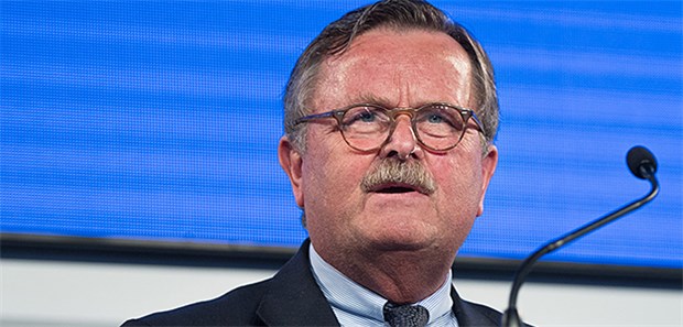 Montgomery fordert junge Mediziner auf, selbst Weichen zu stellen Frank Ulrich Montgomery, Präsident der Bundesärztekammer, bei der Eröffnung des 121. Deutscher Ärztetages. Tags zuvor hat er bereits das Gespräch mit jungen Ärzten und Medizinstudenten gesucht.