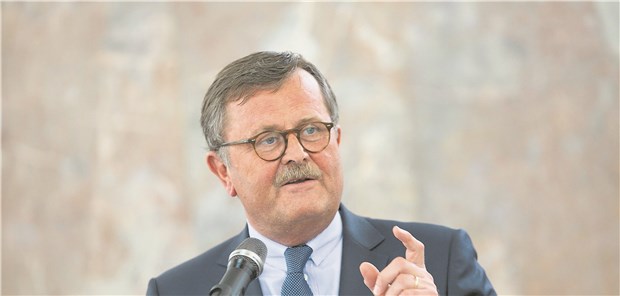 Montgomery will eine Frau Frank-Ulrich Montgomery hatte im Zuge des Ärztetages angekündigt, im kommenden Jahr nicht mehr als BÄK-Präsident anzutreten (Archivbild).