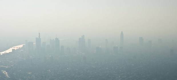 Smog geht aufs Herz Frankfurt im Smog: Geht auch aufs Herz.
