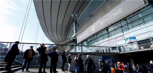 Anpfiff zum Corona-Impfen im Stadion Frankreich, Saint-Denis: Menschen stehen in einer Schlange vor dem Stade de France, um sich gegen das Coronavirus impfen zu lassen.