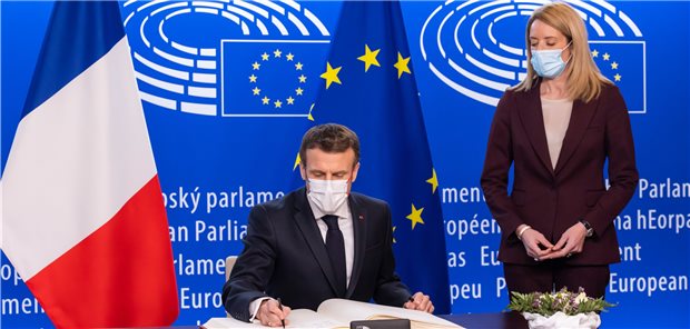 Frankreich will die europäische Gesundheitsunion vorantreiben Frankreichs Staatspräsident Emmanuel Macron trägt sich ins Gästebuch des EU-Parlaments ein. Sein Land hat in den ersten sechs Monaten dieses Jahres die EU-Ratspräsidentschaft inne. Seine Pläne stellte er in Straßburg vor.