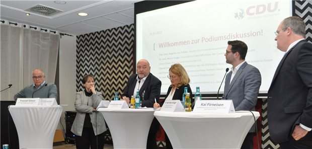 Berliner Lösungen passen nicht immer für Mecklenburg-Vorpommern Franzel Simon (Helios), Dr. Angelika von Schütz (KVMV), Harry Glawe (CDU), Dr. Beate Krammer-Steiner (Ärztekammer), Hausarzt Dr. Marco Krüger und Klinikmanager Kai Firneisen (von links) diskutierten auf Einladung der CDU über Gesundheitsversorgung in Mecklenburg-Vorpommern.