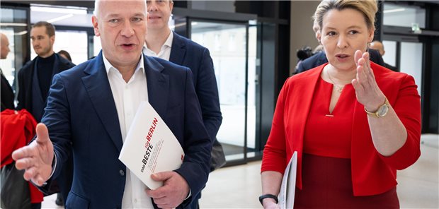 Neue Berliner Regierungskoalition will mehr KV-Praxen und erweiterten Notdienst Franziska Giffey (SPD), Regierende Bürgermeisterin von Berlin, und Kai Wegner (CDU), Vorsitzender der CDU Berlin, kommen zu einem Pressetermin zur Vorstellung des ausgehandelten Koalitionsvertrags.