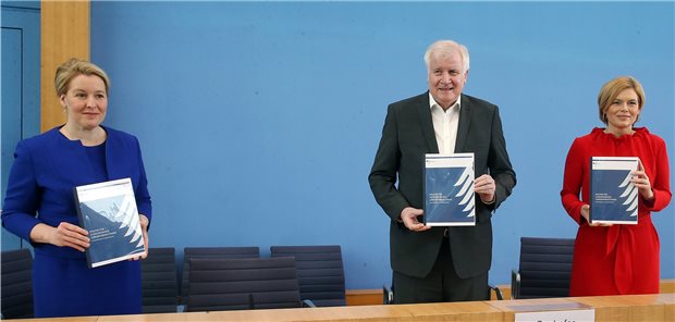 Versorgung in Deutschland: Gut, aber nicht überall gleich Franziska Giffey (SPD, l-r), Bundesfamilienministerin, Horst Seehofer (CSU), Bundesinnenminister, und Julia Klöckner (CDU), Bundeslandwirtschaftsministerin, stellten am Mittwoch eine Zwischenbilanz zur Umsetzung der Maßnahmen der Politik für gleichwertige Lebensverhältnisse vor.