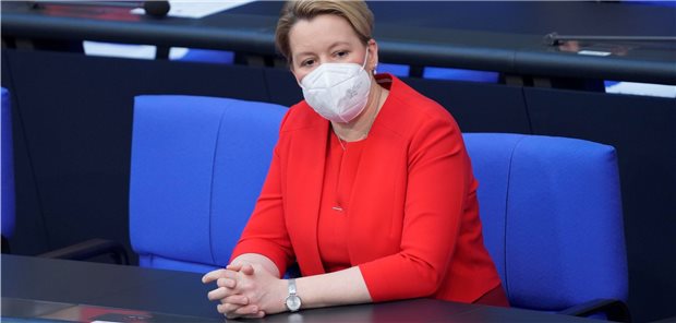 Kindesmisshandlungen: Jugendämter sollen Ärzte künftig besser informieren Franziska Giffey auf der Regierungsbank bei der Debatte zum Thema Kinder- und Jugendstärkungsgesetz am Donnerstag.