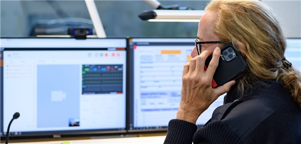 Franziska Leuschel, Notärztin am Arbeitsplatz Telenotfallmedizin, spricht während eines Einsatzes mit einem Notfallsanitäter in der Rettungsleitstelle der Kreiswirtschaftsbetriebe Goslar.