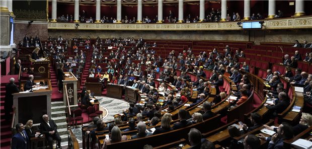 Französische Abgeordnete sitzen in der Nationalversammlung. Sie haben sich auch mit einem Gesetz zu Gesundheitszentren befasst.

