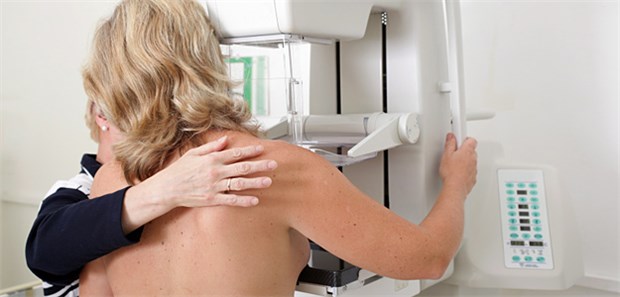 Die Screening-Debatte nimmt Fahrt auf Frau bei der Mammografie: Über das Screening wird wieder heftig diskutiert.