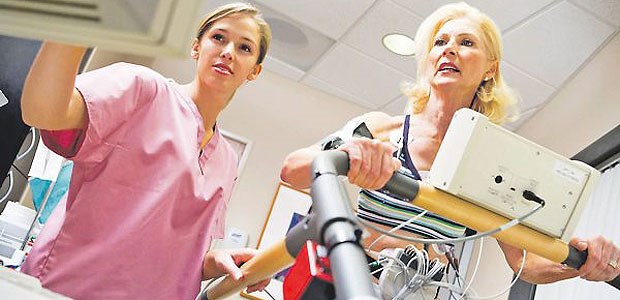 Frauen-Herzen schmerzen anders Frau beim Belastungs-EKG. Frauen unterschätzen ihre kardiovaskulären Risiken.