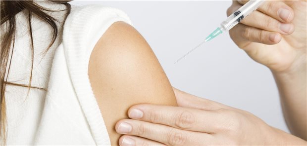 Frau erhält eine Impfung.