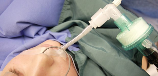 Fasten führt nicht zu Hypovolämie Frau in Narkose: Acht Stunden Flüssigkeitkarenz vorher führen nicht per se zur Hypovolämie.