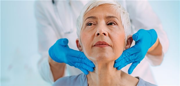 Frau in der Postmenopause: Haben ihre Beschwerden wie Abgeschlagenheit und Konzentrationsschwäche etwas mit der Schilddrüse zu tun – oder liegt der Grund vielleicht doch woanders? (Symbolbild mit Fotomodell)