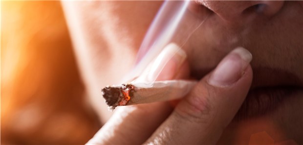 SPD-Fraktion plädiert für legale Cannabis-Abgabe Frau mit Joint: Nach dem Willen der SPD-Fraktion soll Cannabis nicht mehr strafrechtlich verfolgt werden.