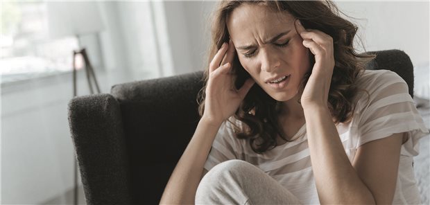 Frau mit Kopfschmerzen (Symbolbild mit Fotomodell)