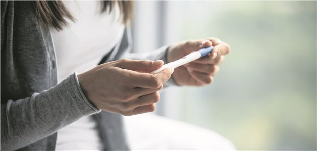 Zahl der Schwangerschaftsabbrüche um fast zehn Prozent gestiegen Frau mit Schwangerschaftstest: Ein Abbruch der Schwangerschaft fand 2022 in vier Prozent der Fälle medizinisch begründet oder wegen eines Sexualdelikts statt.
