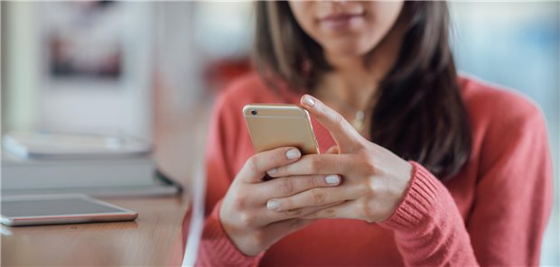DiGA: Jeder Fünfte hat schon eine App auf Rezept erhalten Frau mit Smartphone in der Hand.