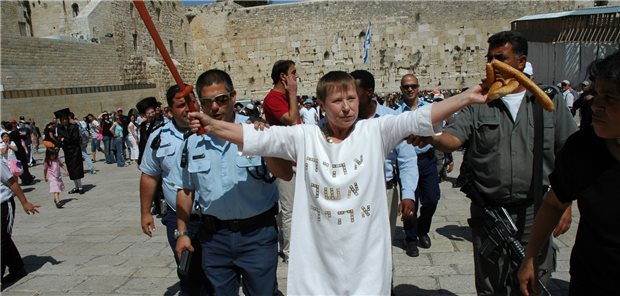 Frau mit Symptomen des Jerusalem-Syndroms wird von der Polizei abgeführt (2006 an der Klagemauer in Jerusalem).