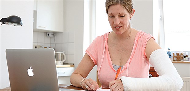 Selbstständige in der GKV-Schuldenfalle Frau mit eingegipstem Arm: Die Kosten der Krankenversicherung sind für einen Teil vor allem der Solo-Selbstständigen eine finanzielle Belastung.