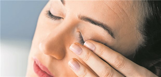 Frau reibt sich ein Auge