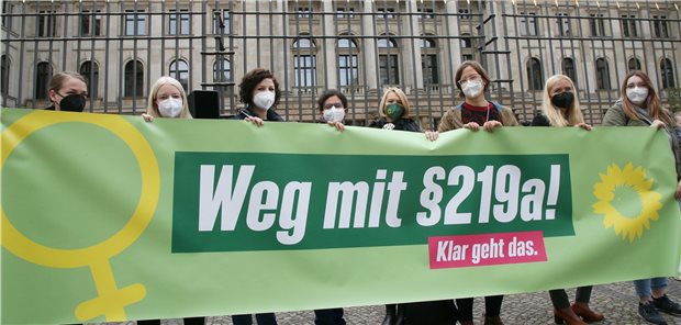 „Werbung“ für Schwangerschaftsabbrüche bleibt strafbar Frauen demonstrieren an Freitag vor dem Bundesrat gegen den Paragrafen 219a Strafgesetzbuch.