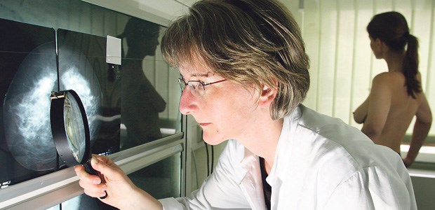 Krebsrisiko - eine Frage der Dichte Frauen, die an Brustkrebs erkrankten, hatten in der Studie anfangs eine erhöhte Brustdichte.
