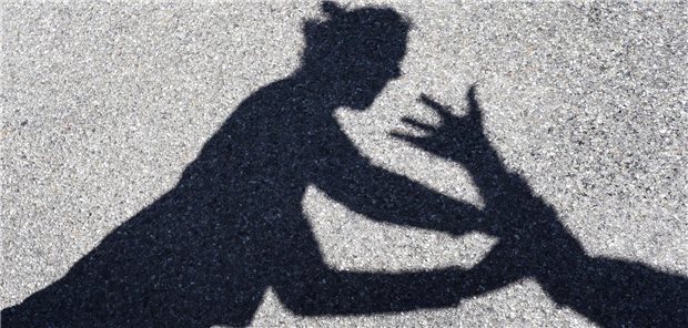 Vergewaltigung oder Misshandlung: Vertrauliche Spurensicherung in Thüringen nun möglich Schatten einer Frau, die von einer Hand geschlagen wird.